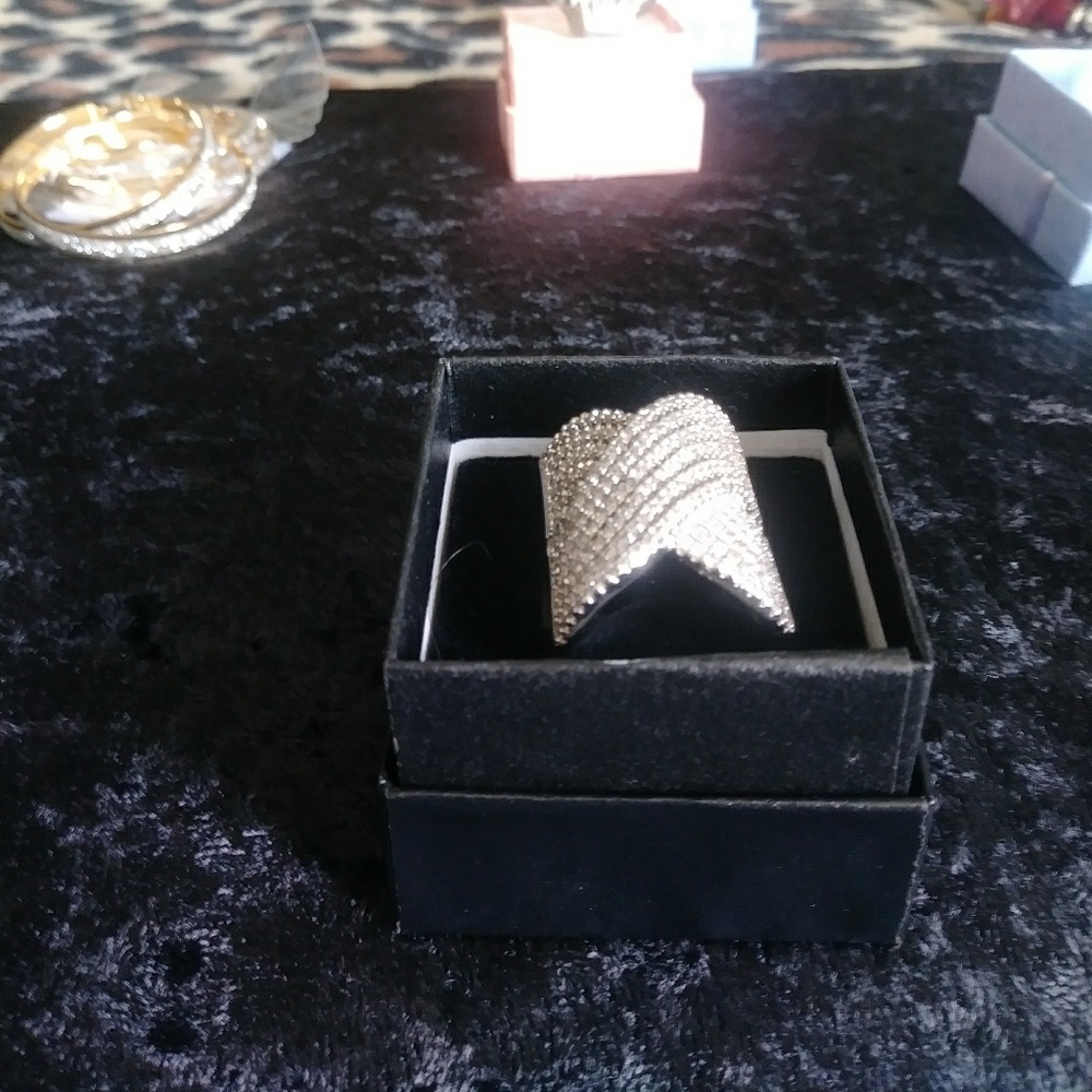 Pava criss cross ring